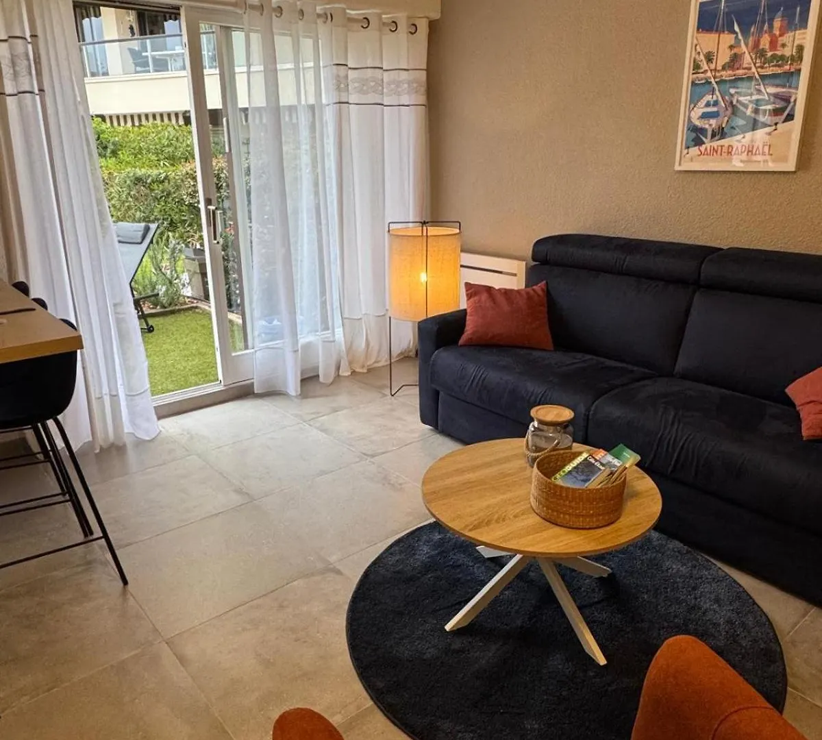 Charmant Studio Avec Terrasse, Front De Mer Et Proche Du Centre Saint-Raphael  Apartment